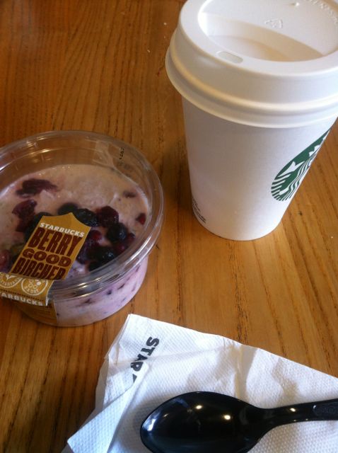 Det obligatoriske besøg hos Starbucks. Her var det morgenmaden: En anden slags bechier og en skinny vanilla latte.