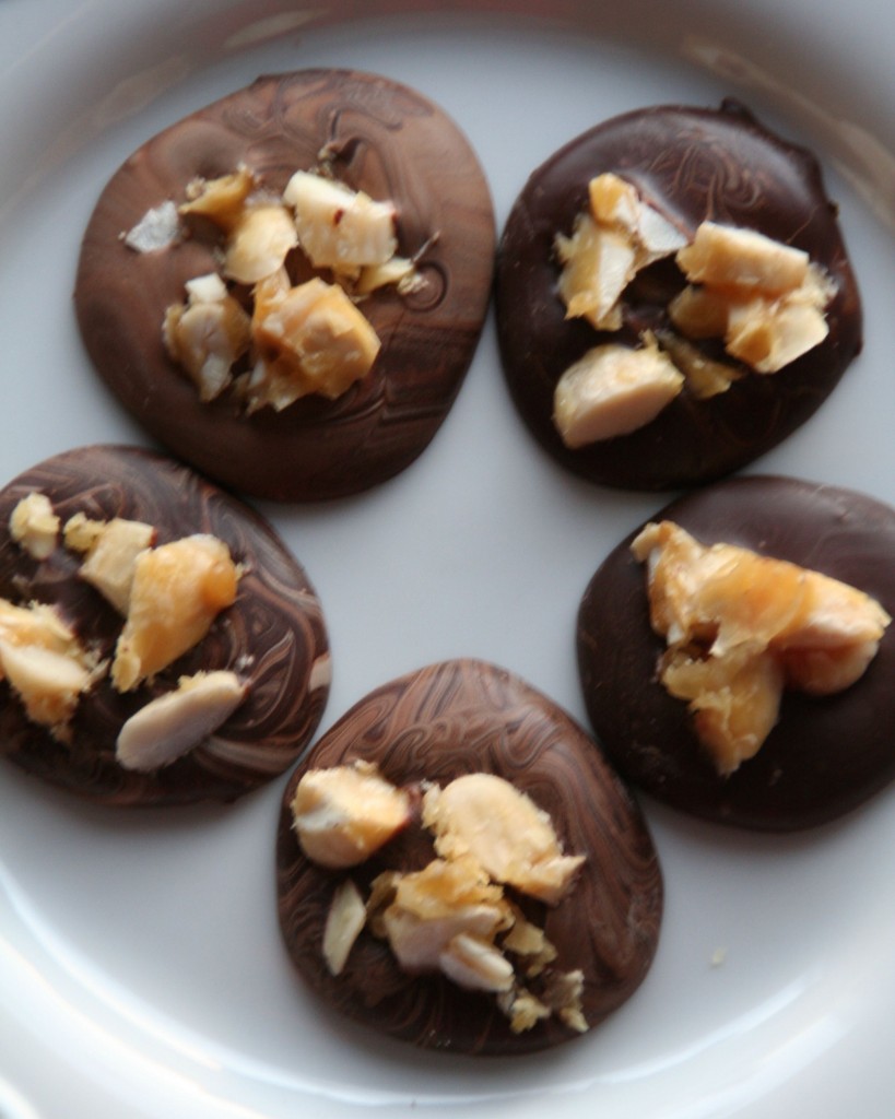 Chokolademedaljer med karamelliserede mandler